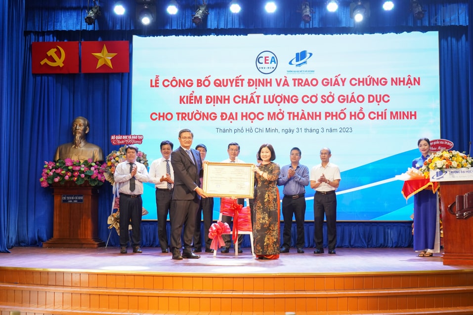 Lễ Công bố Quyết định và trao Giấy chứng nhận kiểm định chất lượng Cơ sở giáo dục cho trường Đại học Mở Thành phố Hồ Chí Minh.